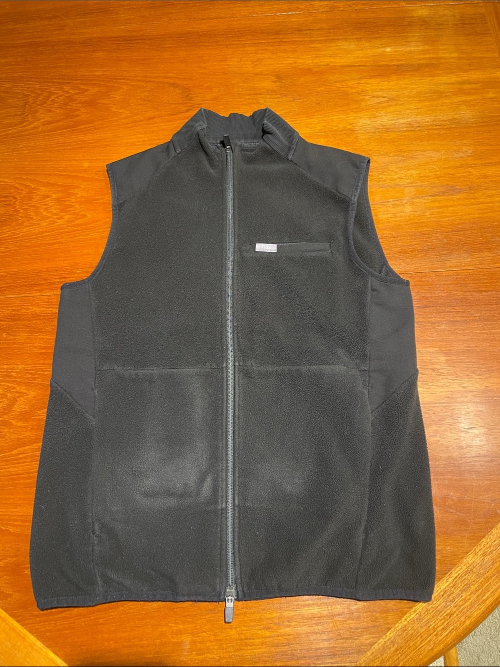 FIGS scrubs black On-shift fleece vest Medium